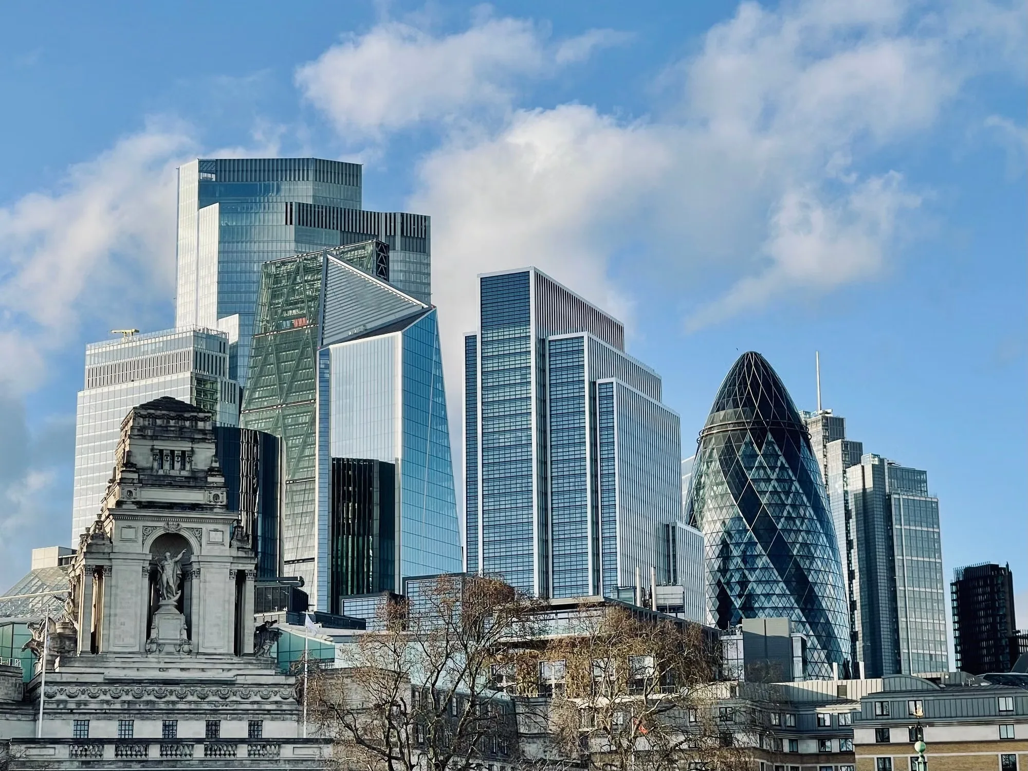 Vista del distrito financiero de Londres, con sus edificios de oficinas agrupados en el horizonte.